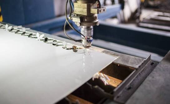 Wycinanie blach a minimalizacja strat materiałowych: jak to osiągnąć?