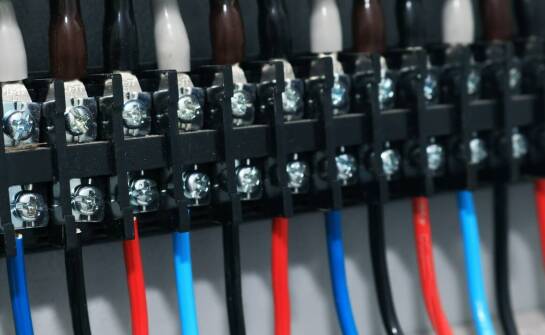 Zastosowanie śrubowych i sprężynowych złączek w instalacjach przemysłowych