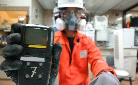 Rola kontroli chemicznych oparów w zapewnieniu bezpieczeństwa pracy