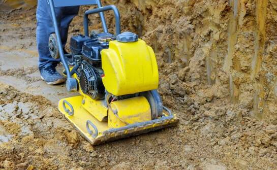 Dlaczego warto zdecydować się na wynajem zamiast zakupu zagęszczarki?