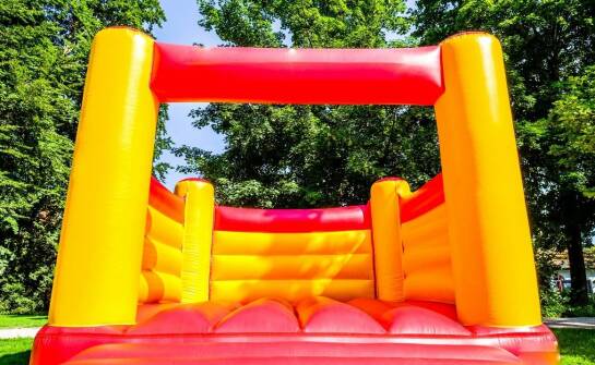 Pneumatyczne bramy w strategii promocyjnej – dlaczego warto je wybrać?