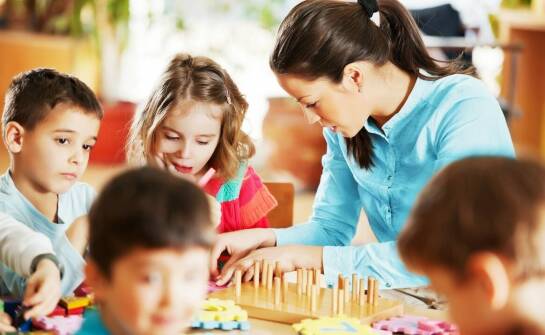 Jak zajęcia z angielskiego języka wpływają na kreatywność i rozwój dziecka?