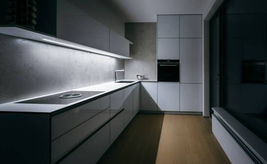 Wpływ nowoczesnej kuchennej zabudowy na estetykę wnętrza