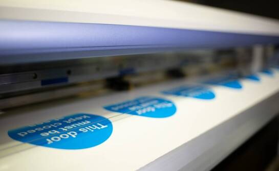 Jak technologia tampodruku wpływa na jakość nadruków na szkle?