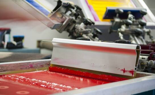 Rola sitodrukowych farb w tworzeniu trwałych nadruków dla branży automotive