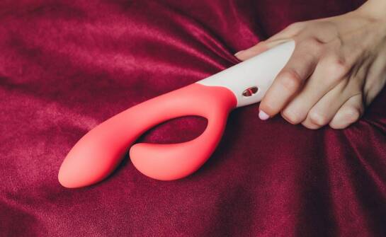 Waginalne dildo jako element gry wstępnej – jak wprowadzić je do sypialni?