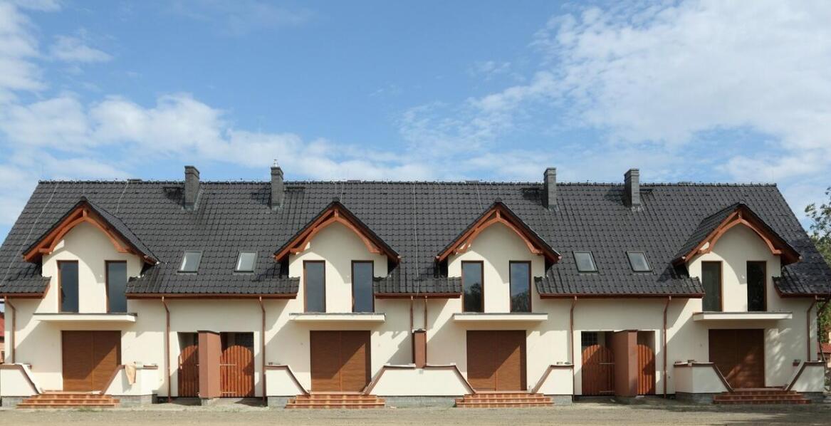 Domki holenderskie: porównanie oferty w stanie surowym, deweloperskim i w stanie pod klucz