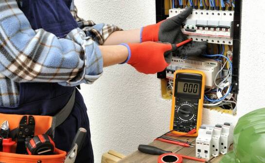 Kompensacja mocy biernej: Jak elektryk w Tarnowie optymalizuje zużycie energii?