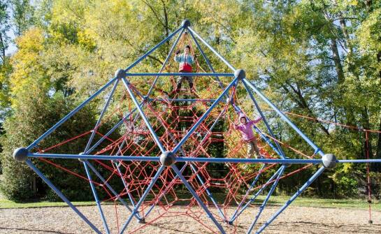 Elastyczna wspinaczkowa wieża: Przygoda na wysokościach