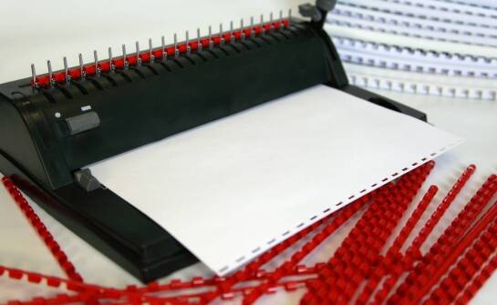 Strategia zakupu wiążących maszyn – jak podjąć właściwą decyzję?