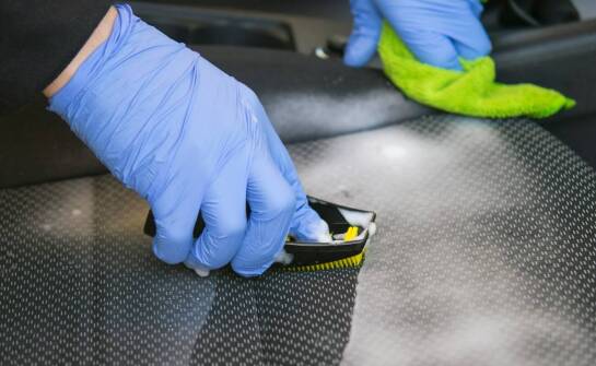 Jak testować skuteczność preparatów do czyszczenia samochodowej tapicerki przed zakupem?