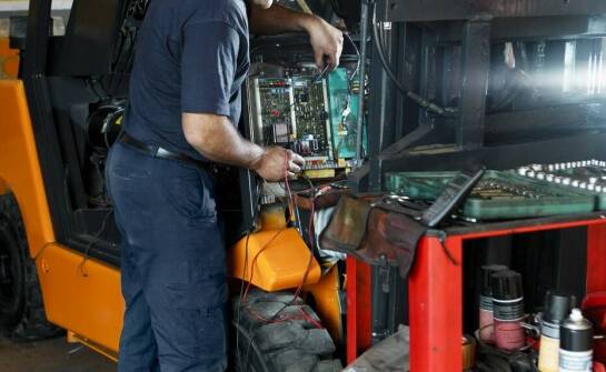 Jakie są najczęstsze przyczyny awarii widłowych wózków i jak im zapobiegać poprzez serwis?