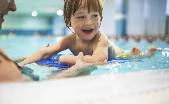 Jakie techniki stosujemy, aby dzieci czuły się komfortowo w wodzie?