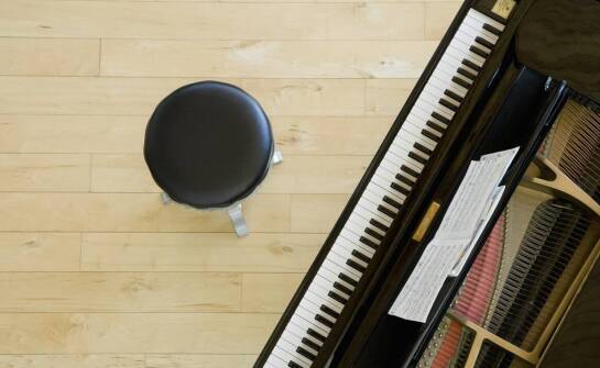 Funkcje pianin, które ułatwiają naukę gry na pianinie.