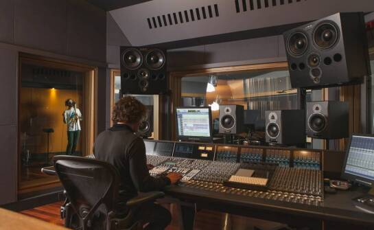 Jak dobór lektora wpływa na jakość reklamowych spotów?