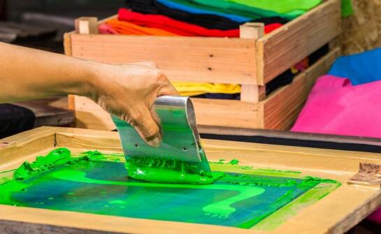 Jak farby do sitodruku na tkaninach wpływają na jakość reklamowych produktów?