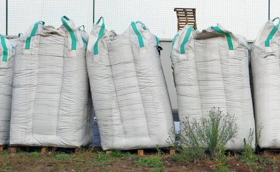 Dlaczego warto kupować kamienny węgiel od lokalnego dostawcy?