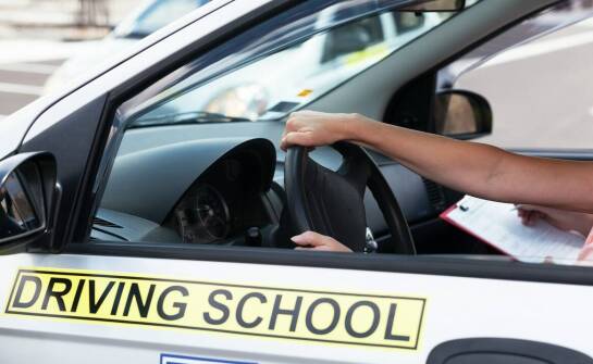 Porównanie dziennych i wieczorowych kursów na prawo jazdy – co wybrać?