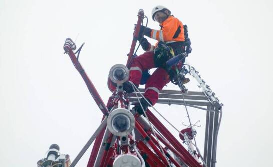 Alpinista przemysłowy w technicznych inspekcjach: jak zapewnić bezpieczeństwo na wysokościach?