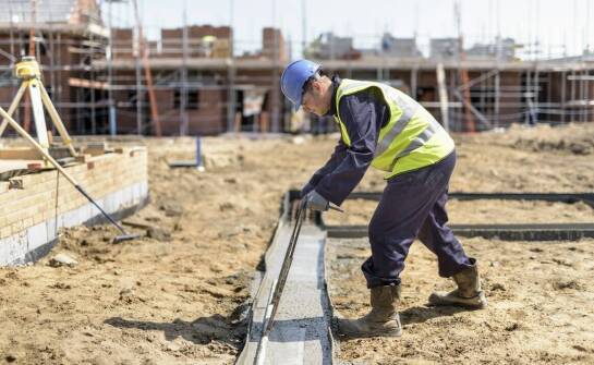 Odkopywanie fundamentów – kluczowa rola w procesie izolacji budynku