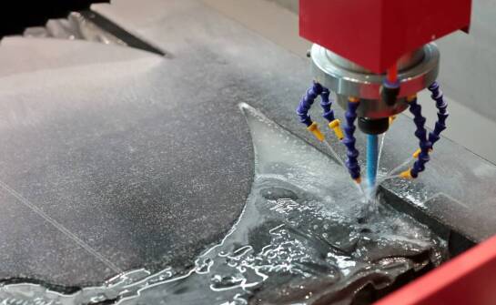Jak cięcie wodnym strumieniem wspiera personalizację produktów przemysłowych?