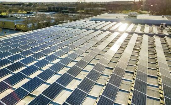 Wykorzystanie fotowoltaiki w komercyjnych budynkach – co warto wiedzieć?