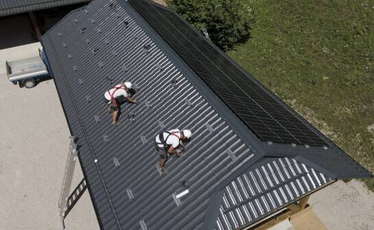Proces montażu trapezowej blachy na dachach o skomplikowanych kształtach