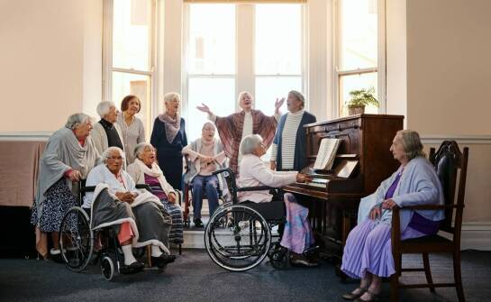 Rola muzyki w poprawie jakości życia seniorów w domach opieki