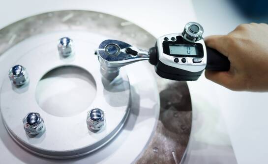 Rola precyzyjnych narzędzi w optymalizacji momentów dokręcania śrub w sektorze naftowym.