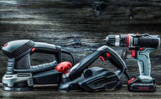 Zastosowanie akumulatorów w narzędziach z elektrycznym silnikiem – przewodnik