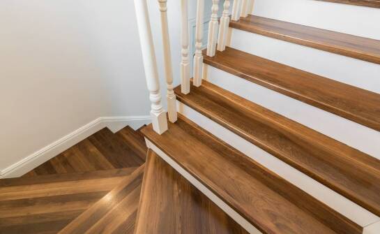 Welche Faktoren beeinflussen die Preisgestaltung von Innentreppen aus Holz?