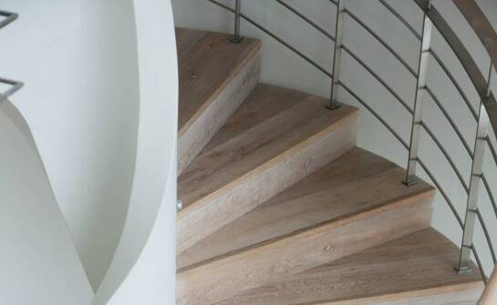 Gebogene Holztreppen aus Polen – Verbindung von Funktionalität und einzigartem Design
