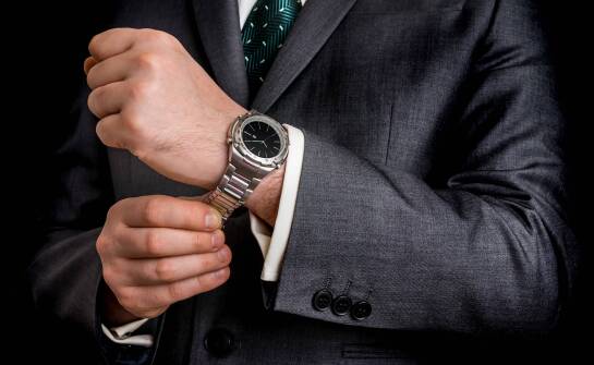 Czy zegarek na bransolecie pasuje do garnituru?