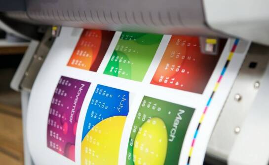 Vergleich der Kosten für den Druck von Katalogen in verschiedenen Technologien.