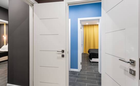 Wewnętrzne drzwi w małych mieszkaniach – jak optymalnie wykorzystać przestrzeń?