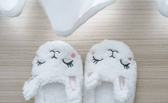 Medyczne klapki a ochrona przed poślizgnięciami w miejscu pracy