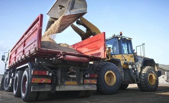 Logistyka transportu sypkich materiałów po wyburzeniach – co warto wiedzieć?