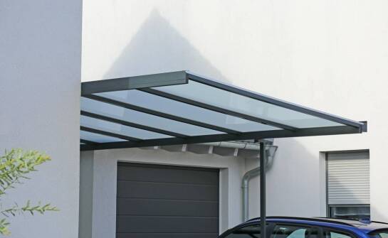 Zadaszenia nad zewnętrzne drzwi – jakie zalety zapewniają w codziennym użytkowaniu?