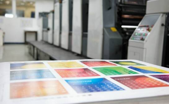 Wybór odpowiednich materiałów do produkcji firmowych kalendarzy