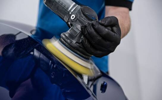 Polerowanie samochodowego lakieru a ochrona przed zewnętrznymi czynnikami