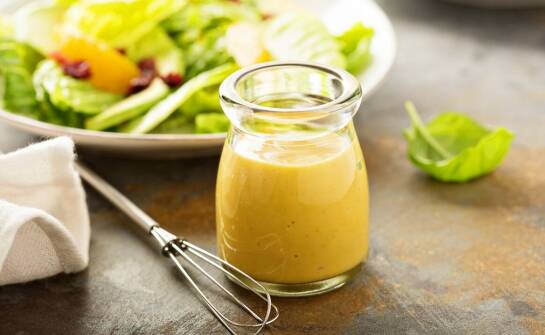 Ocet balsamiczny z Modeny jako składnik sosów do sałatek – co warto o nim wiedzieć?