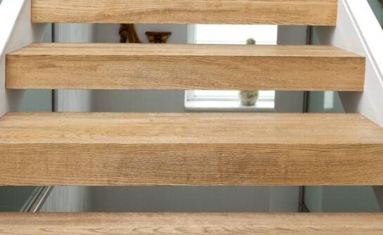 Jakie zalety niosą ze sobą modułowe schody w domach jednorodzinnych?