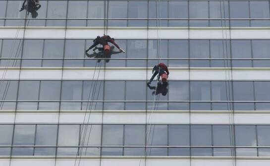 Wpływ regularnego mycia okien na wysokościach na estetykę budynku