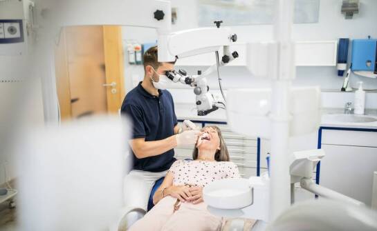 Jak nowoczesna stomatologiczna klinika wspiera pacjentów z bruksizmem?