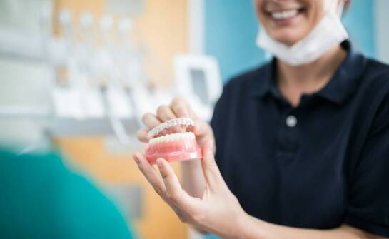 Protezy zębowe a estetyka uśmiechu – jak wybrać najlepsze rozwiązanie?