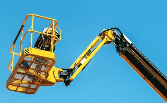 Jakie są najczęstsze wyzwania przy wynajmie koszowych podnośników i jak je pokonać?