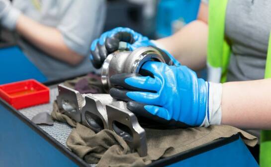 Jakie są kluczowe korzyści z inwestycji w certyfikowane ochronne rękawice?