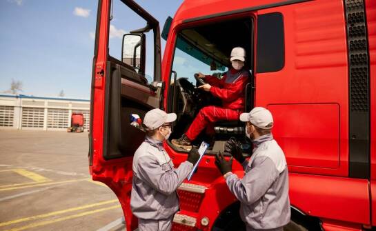 Jak ekspresowy kurs prawa jazdy wspomaga rozwój umiejętności zawodowego kierowcy?