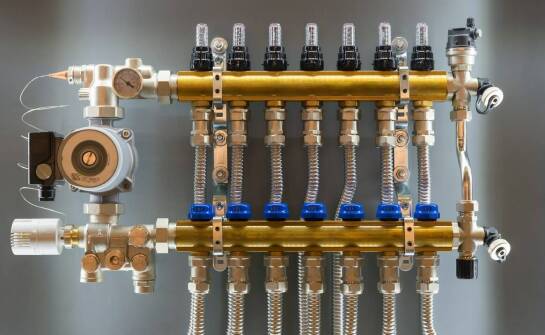 Praktyczne zastosowanie rozdzielaczy do podłogówki w budownictwie energooszczędnym.