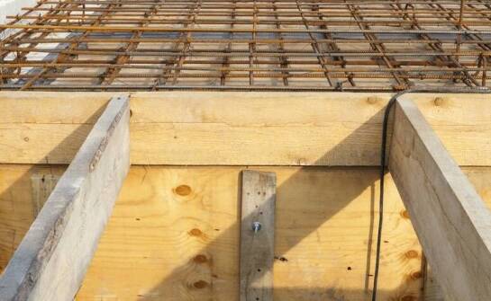 Jakie techniczne normy są kluczowe w projektach żelbetowych domów mieszkalnych?